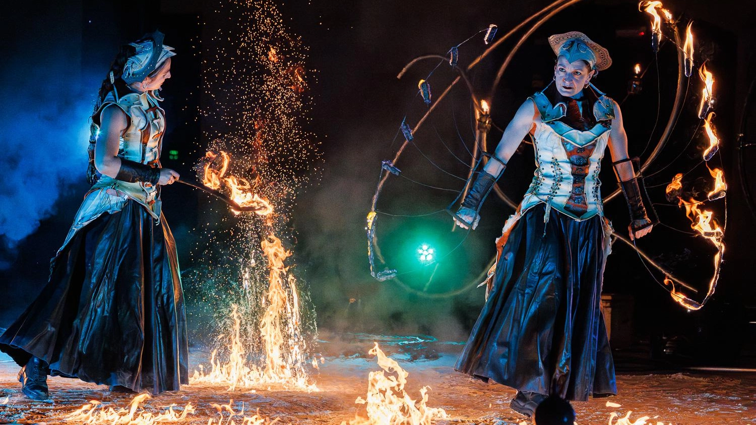 Il teatro è di strada Danze, fuoco e fiamme Il teatro è di strada Danze, fuoco e fiamme