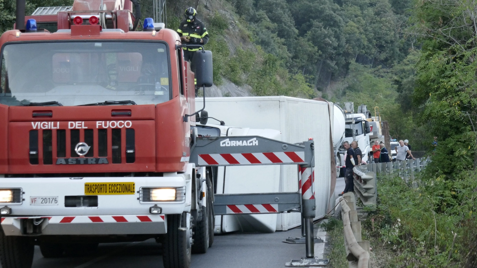 Il camion ribaltato sulla 325 (Foto Attalmi) Il camion ribaltato sulla 325 (Foto Attalmi)
