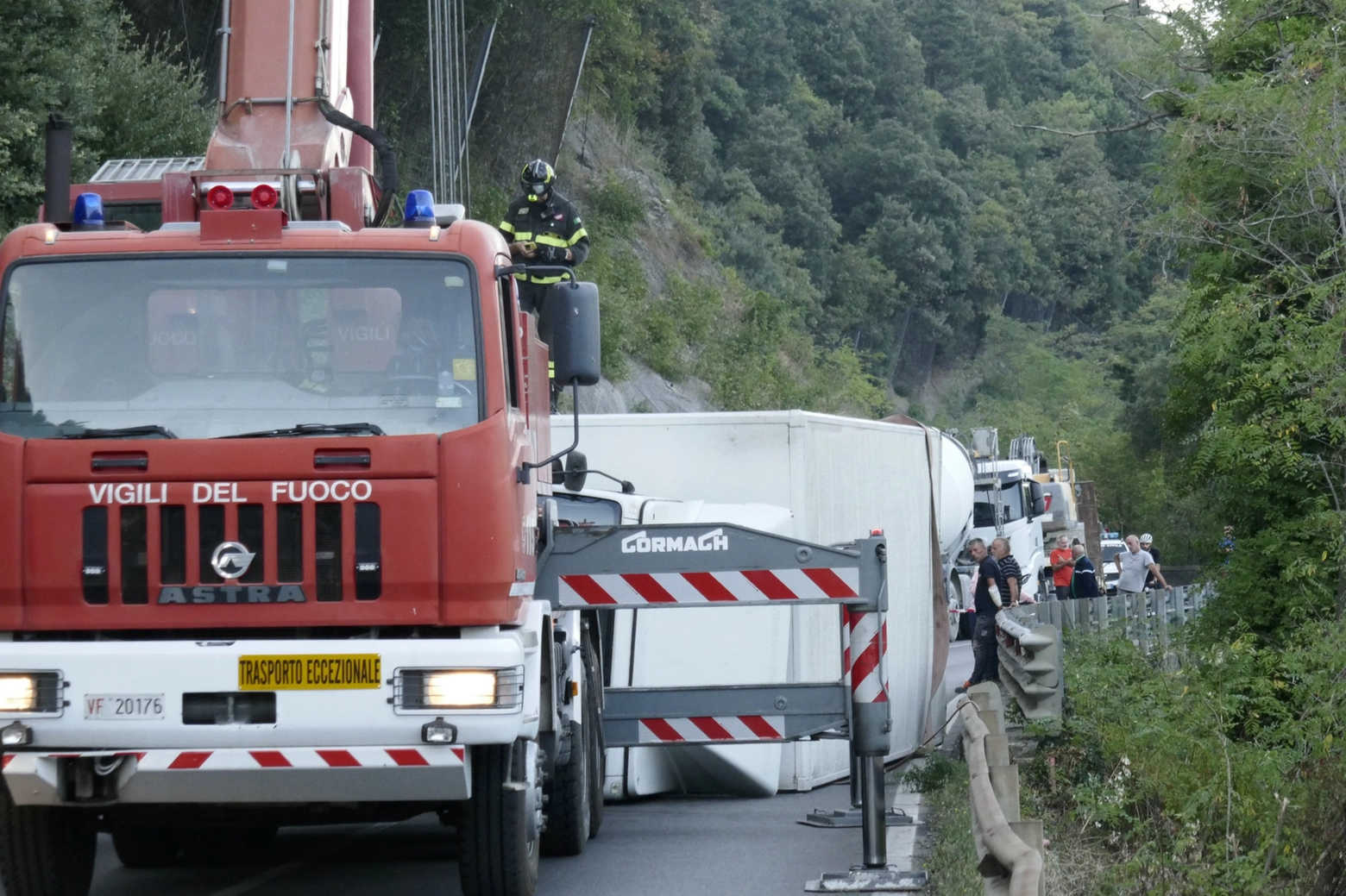 Il camion ribaltato sulla 325 (Foto Attalmi)