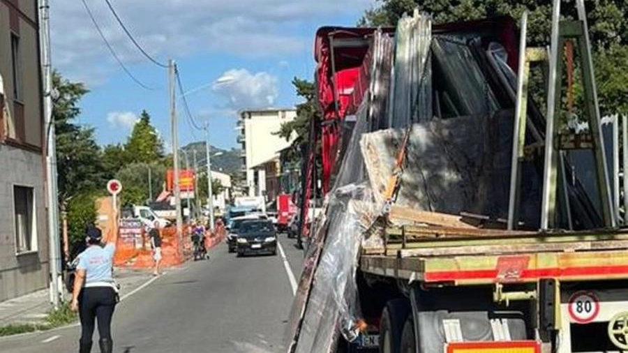 Il camion con le lastre di marmo cadute che ha bloccato via Pellegrini