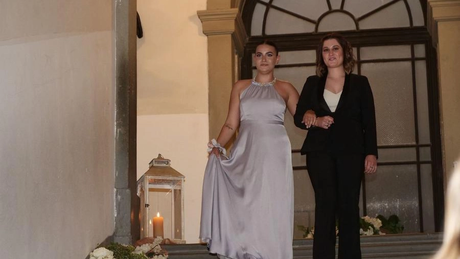 Viola Righini in smoking al ballo delle debuttanti del Cicognini con Adele Landolfi