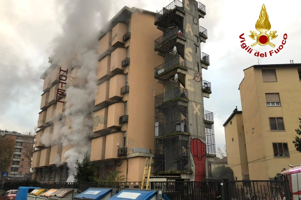 L'incendio all'ex hotel (foto Vigili del fuoco)