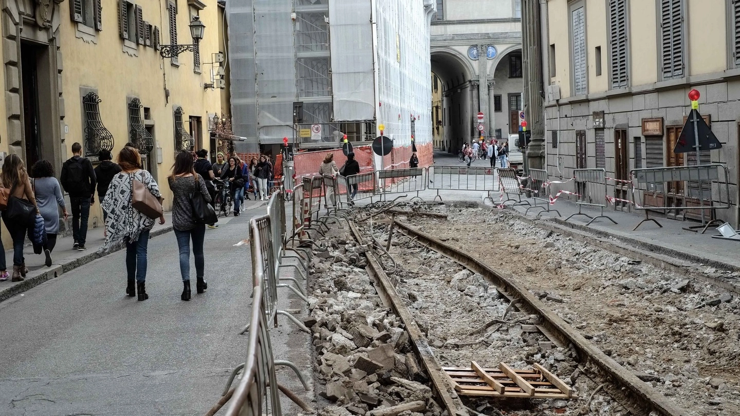Via Cesare Battisti. Riaffiorano le antiche verghe del tram (Giuseppe Cabras/New Press Photo)