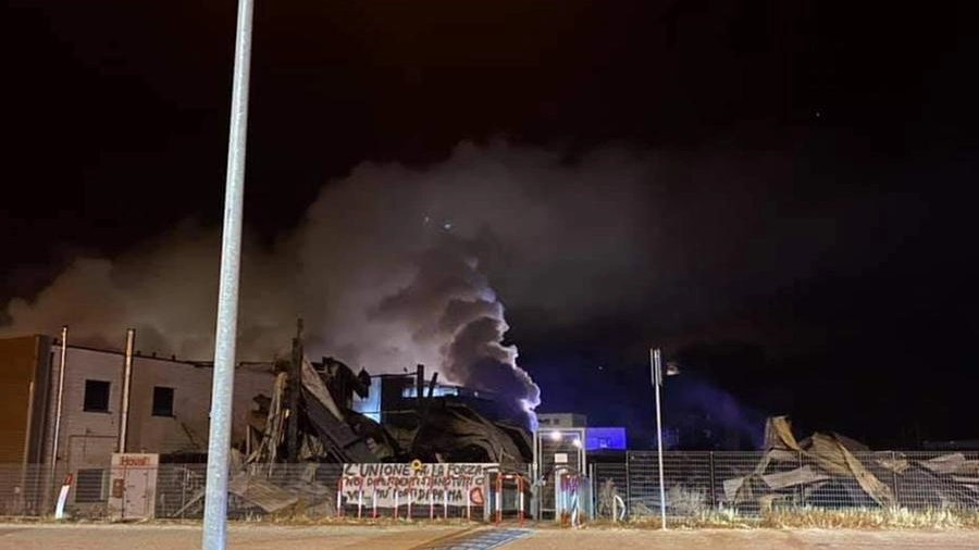 Un’impressionante immagine dell’incendio alla Lem Industries