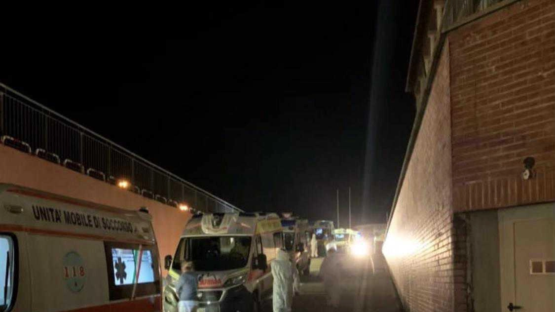 La lunga fila di ambulanze davanti al pronto soccorso di Pisa