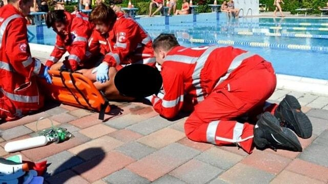 "Sta male": e la salvano in piscina "Sta male": e la salvano in piscina