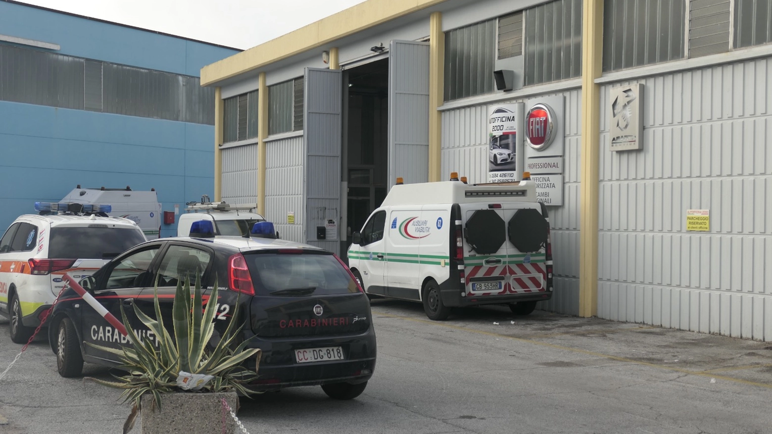 L'esterno del capannone dove è avvenuto l'incidente (Foto Umicini) L'esterno del capannone dove è avvenuto l'incidente (Foto Umicini)