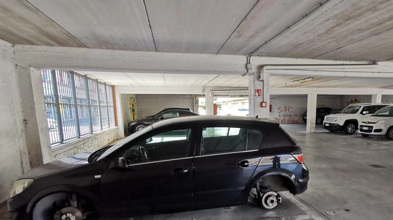 Ladri di ruote alle macchine parcheggiate. Ultimo colpo a Cecafoglia Ladri di ruote alle macchine parcheggiate. Ultimo colpo a Cecafoglia