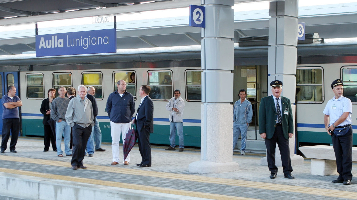  I pendolari chiedono più coincidenze nella stazione di Aulla-Lunigiana (foto Pasquali)
