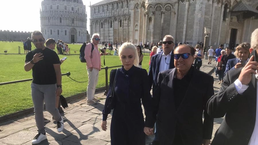 Il presidente Berlusconi a Pisa sotto la Torre