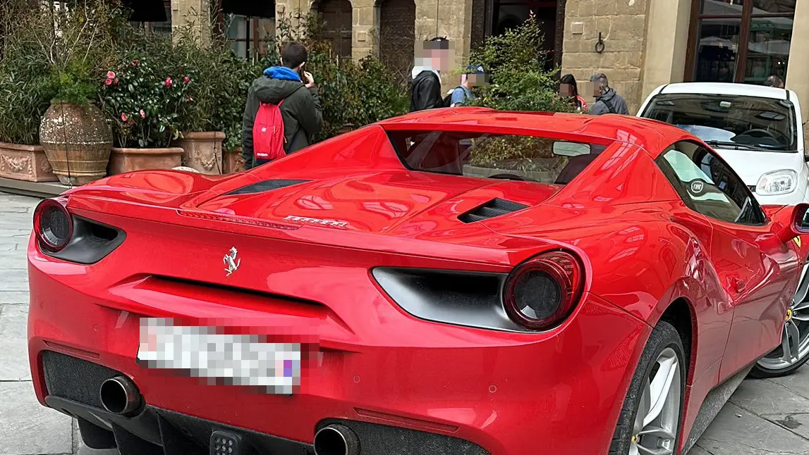 La Ferrari parcheggiata in piazza Signoria