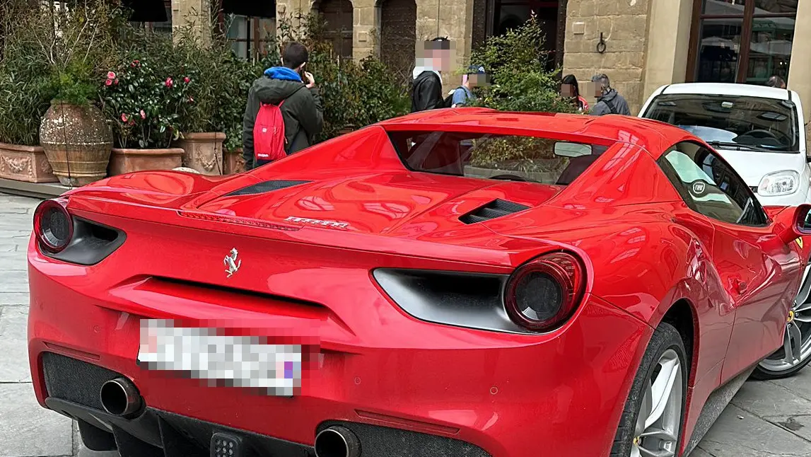 La Ferrari parcheggiata in piazza Signoria La Ferrari parcheggiata in piazza Signoria