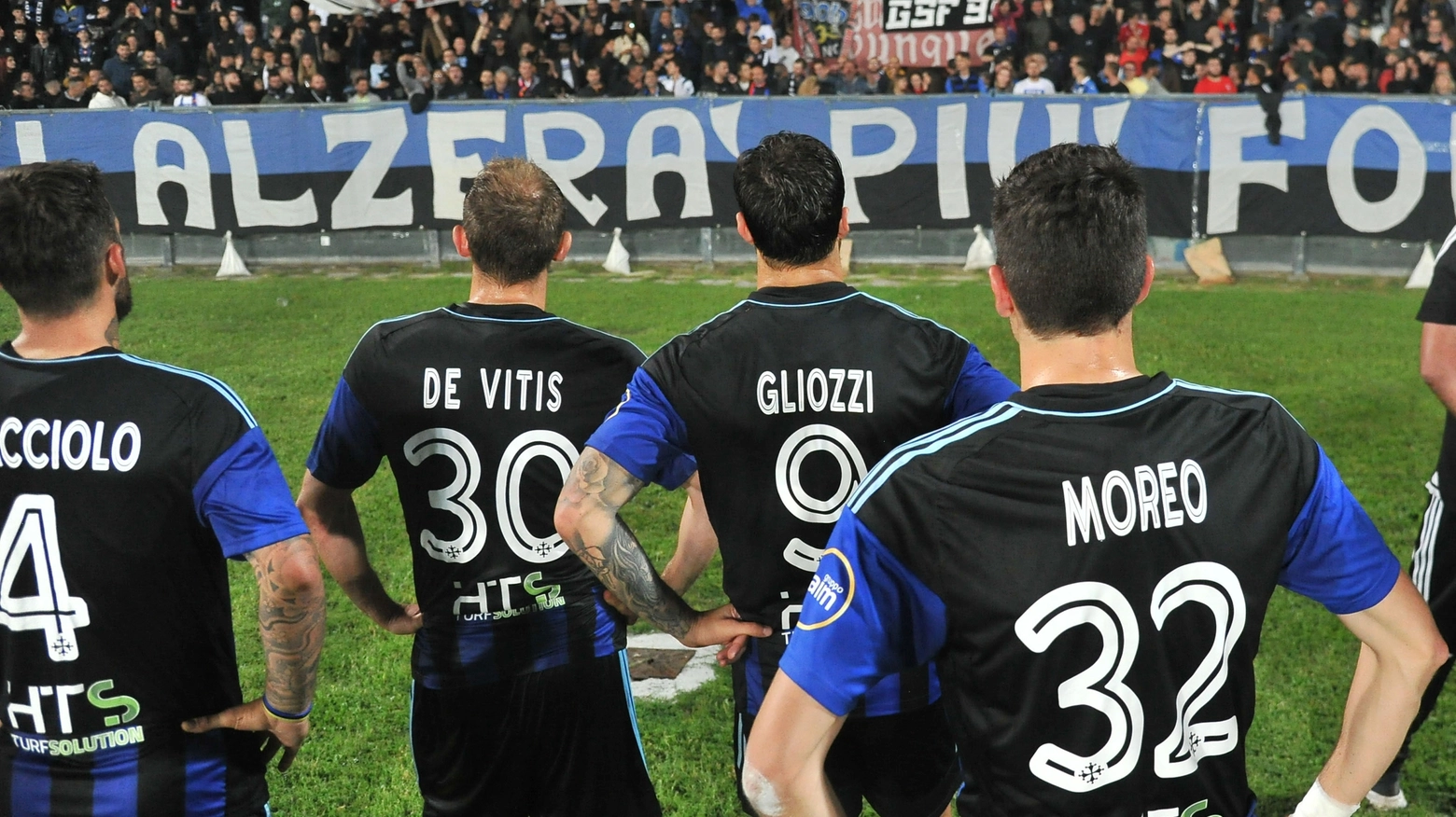 Pisa Spal, i giocatori di fronte alla curva dopo la partita Pisa Spal, i giocatori di fronte alla curva dopo la partita