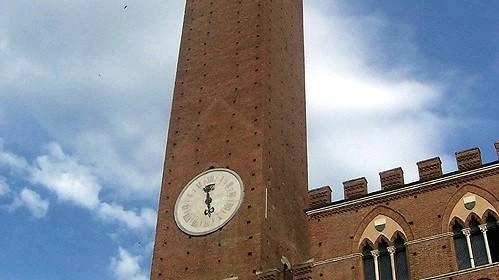 Lavori all’orologio della Torre del Mangia 15 giorni senza rintocchi Lavori all’orologio della Torre del Mangia 15 giorni senza rintocchi