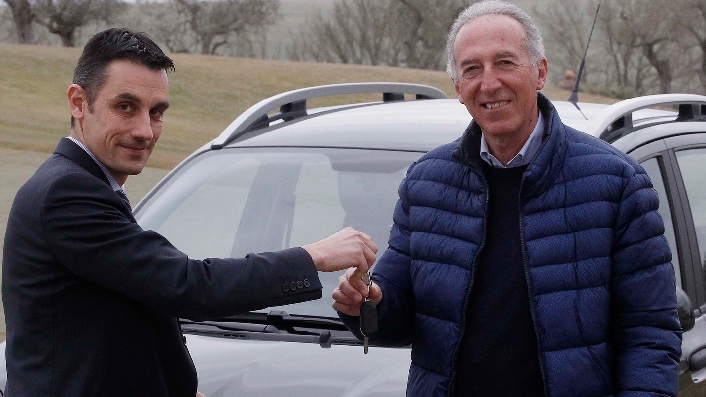 Il direttore del Golf Club Giovanni Busconi consegna l’auto a Paolo Materozzi