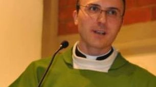 Don Simone Amidei  guida la parrocchia di Oste
