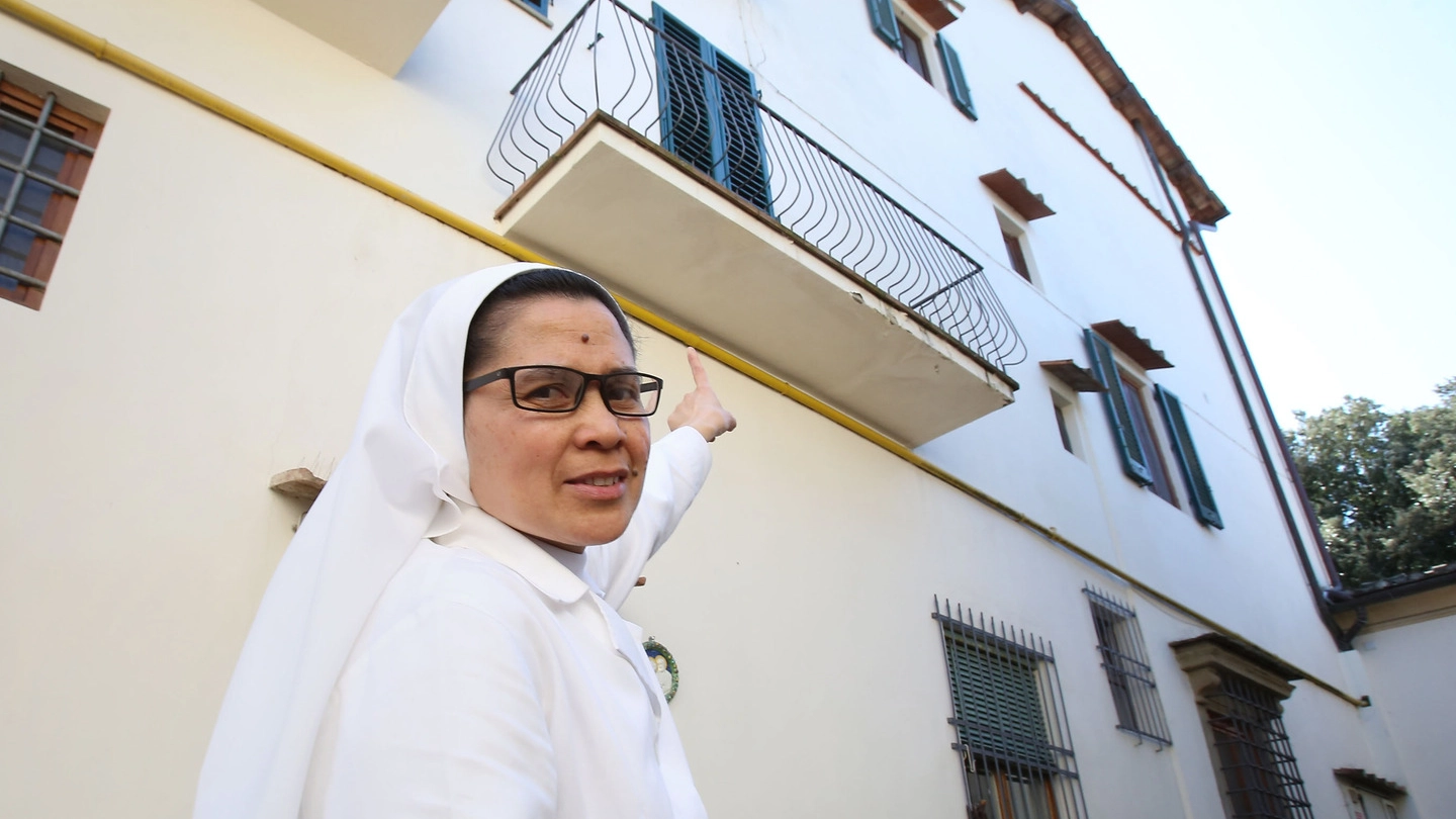 Una suora francescana indica il balcone da cui i ladri sono entrati nella costruzione