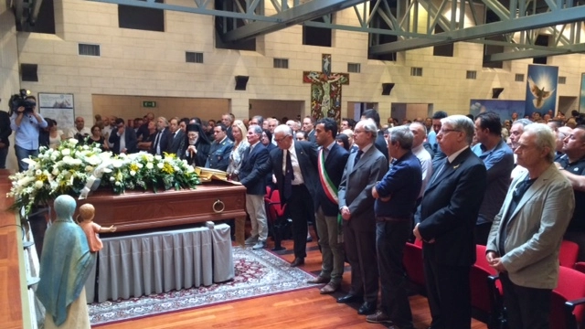 I funerali di don Gelmini nella cappella della Comunità Incontro (PianetaFoto)
