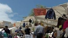 Il mercato invernale resta in piazza. Nessun trasloco in via Matteotti Il mercato invernale resta in piazza. Nessun trasloco in via Matteotti