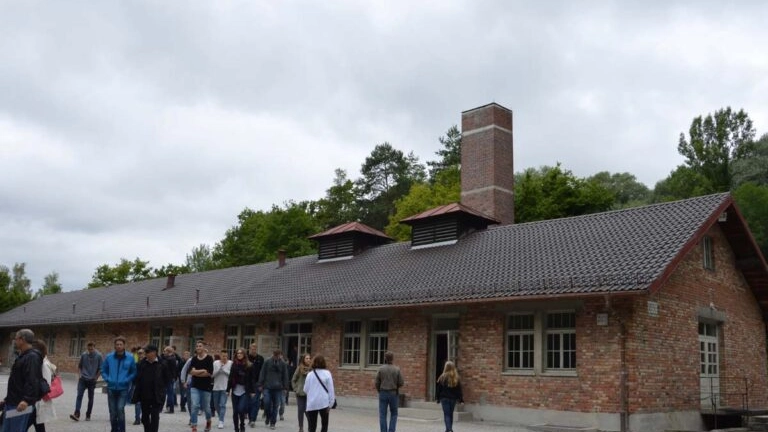 Uno scatto del campo di Dachau fatto da Manuel