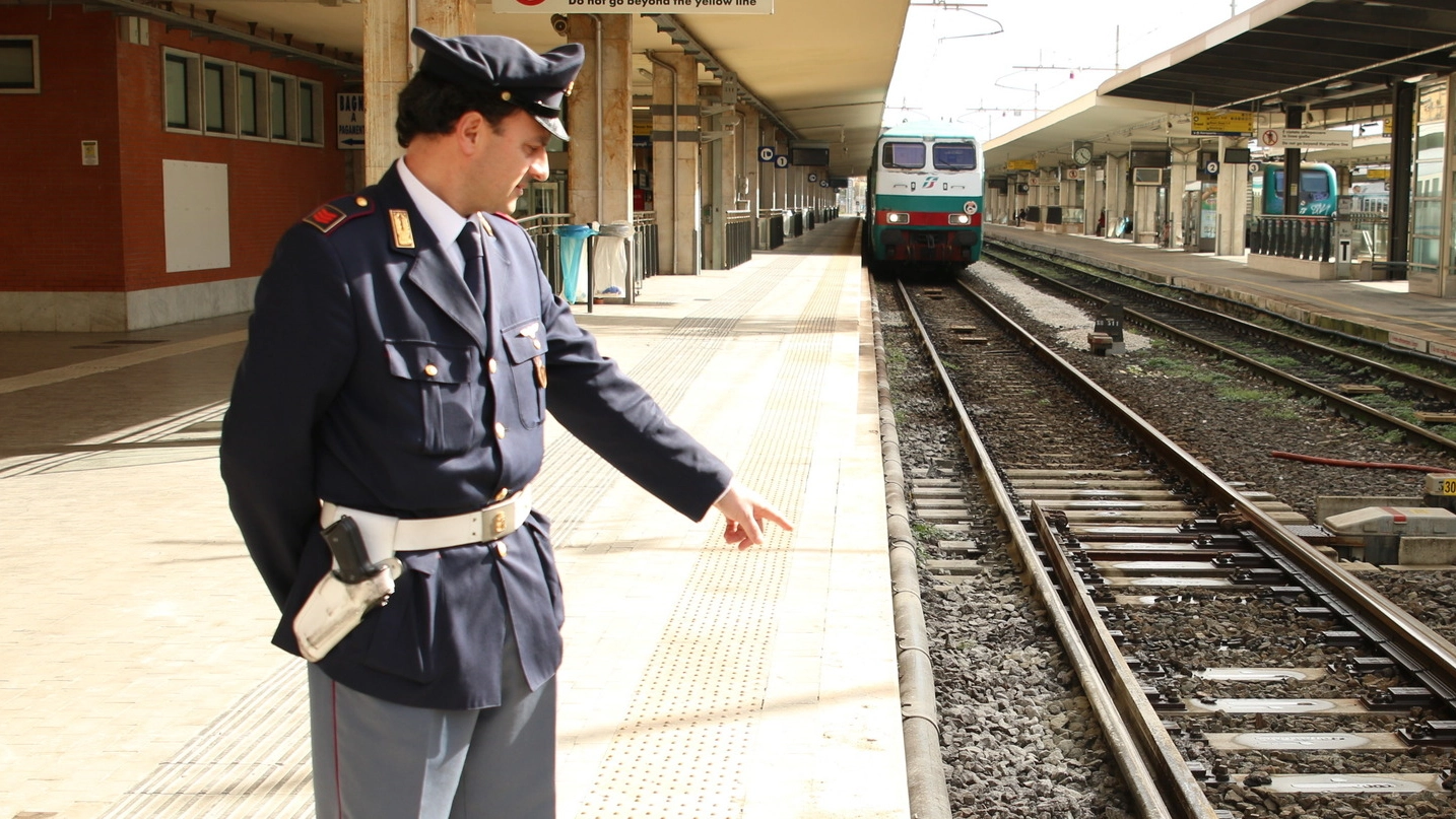 Polizia ferroviaria in stazione (foto di repertorio di Andrea Valtriani)