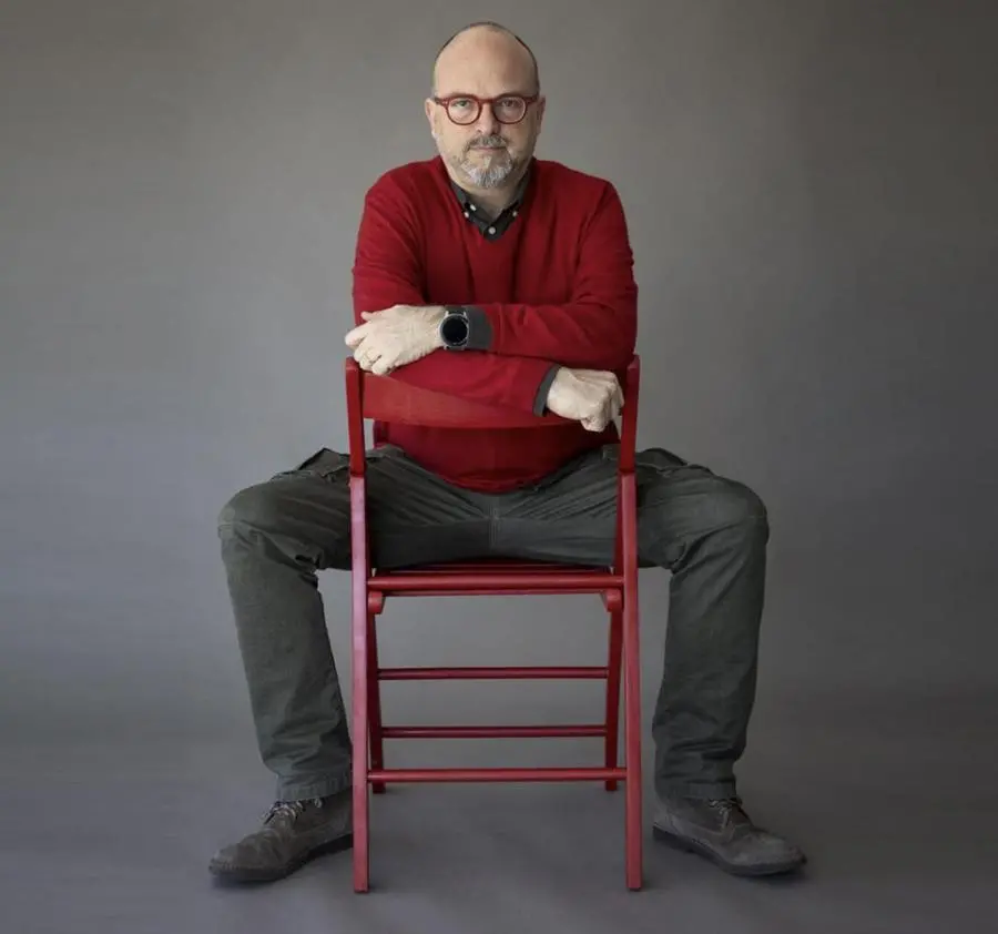 Il fotografo Nicola Ughi e la sua "sedia rossa"
