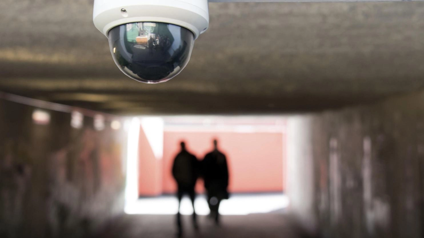Il Tribunale di La Spezia assolve un uomo accusato di furto e uso indebito di un bancomat, grazie all'inattendibilità delle immagini registrate dalle telecamere di videosorveglianza. L'avvocato Antonini e il consulente Spano riescono a dimostrare l'inattendibilità delle registrazioni.