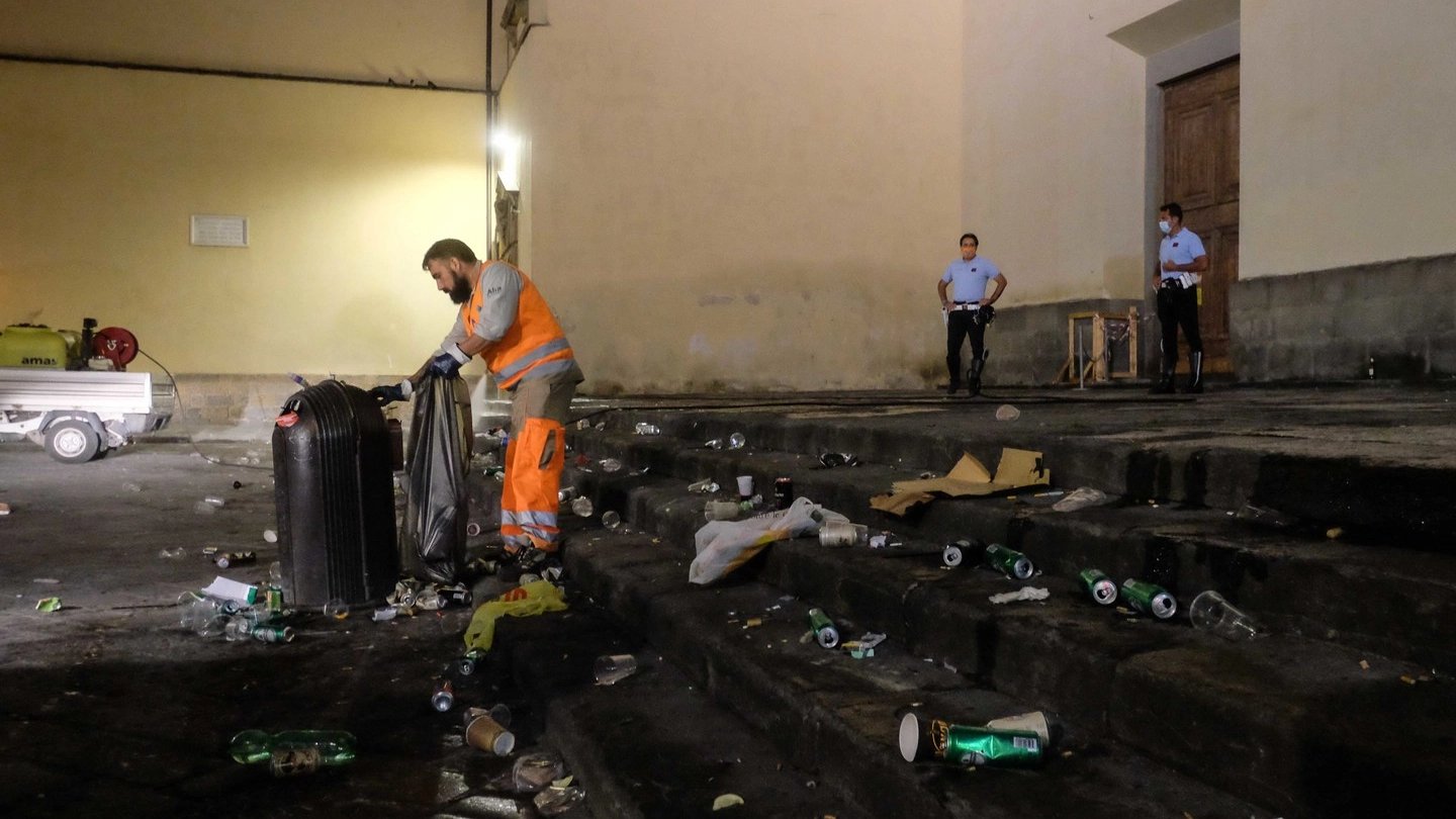 La pulizia in piazza Santo Spirito dopo la movida tra venerdì e sabato (New Press Photo)