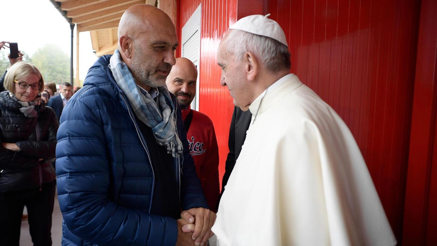 Papa Francesco col sindaco di Amatrice (foto Ansa)