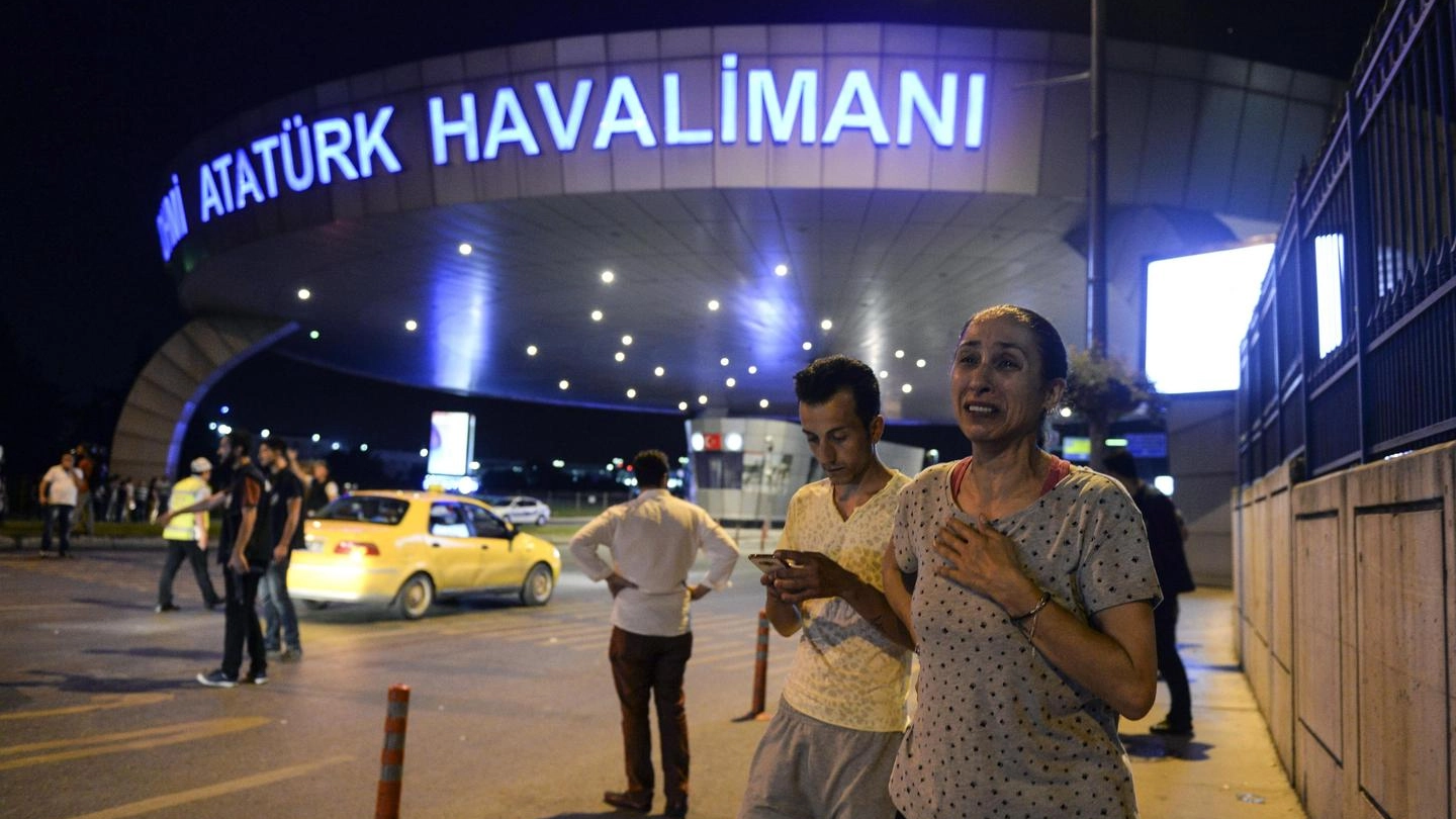 Terrore e morte ieri notte all’aeroporto Ataturk di Istanbul. Le testimonianze di alcuni fiorentini sotto choc, ma illesi