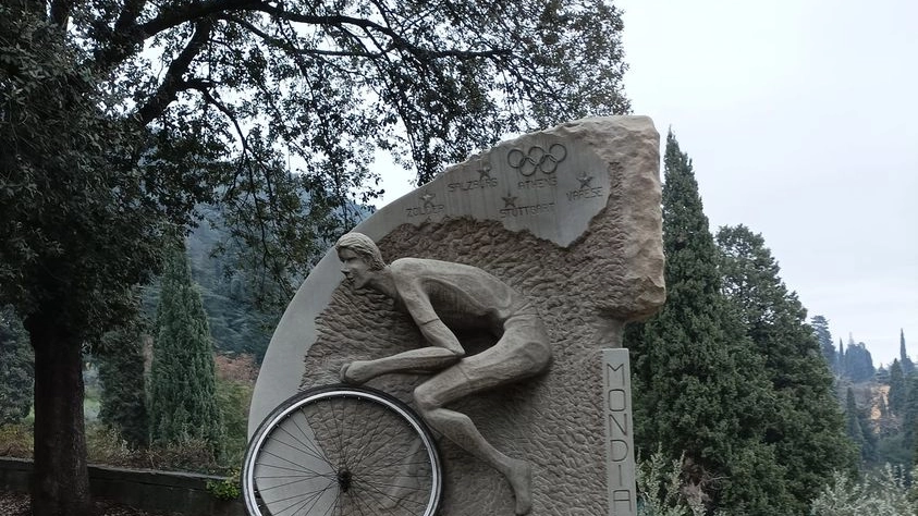 La scultura dedicata a Franco Ballerini con la nuova ruota