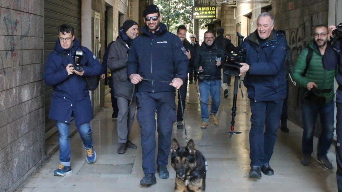Pisa, controlli antidroga con cane della polizia municipale alla stazione centrale