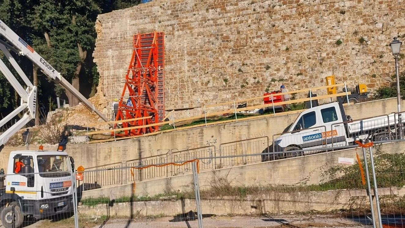 Interventi urgenti sulle mura medioevali di via dei Chiassarelli per prevenire danni futuri e garantire stabilità dopo il crollo. Chiodatura in corso per il ripristino della parte collassata.