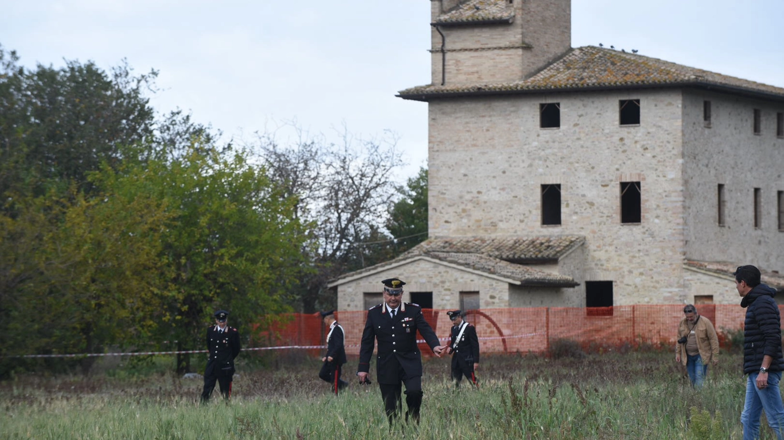 Carabinieri sul luogo del ritrovamento del corpo