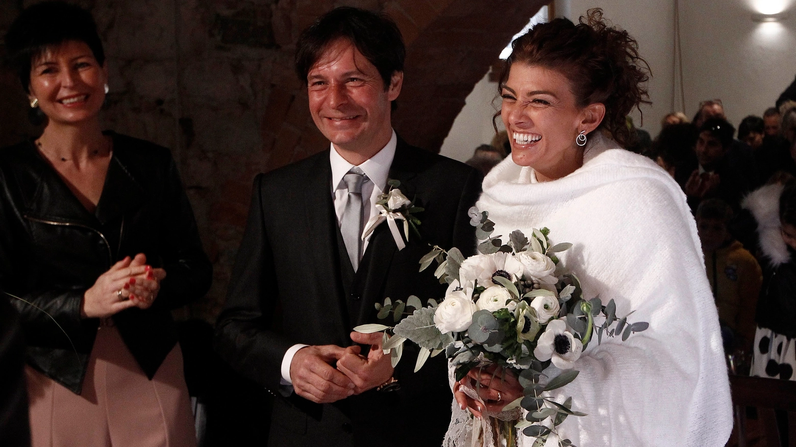 Brio e la moglie Ilaria Senni dopo il sì (Foto Lazzeroni) 