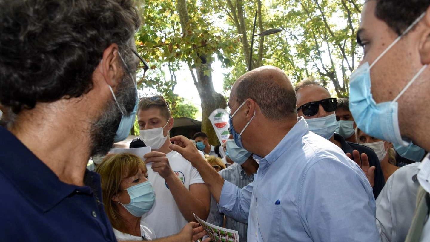 I sostenitori di Bonaceto chiedevano spiegazioni al leader dem, quando si è allontanato sono partiti i fischi