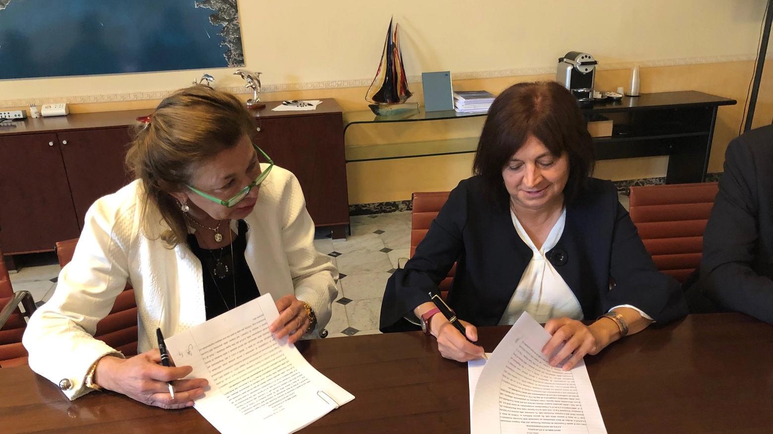 Patto sottoscritto tra Cecilia Battistello, manager di Lsct Contship, e Carla Roncallo presidente dell'Autorità di sistema portuale