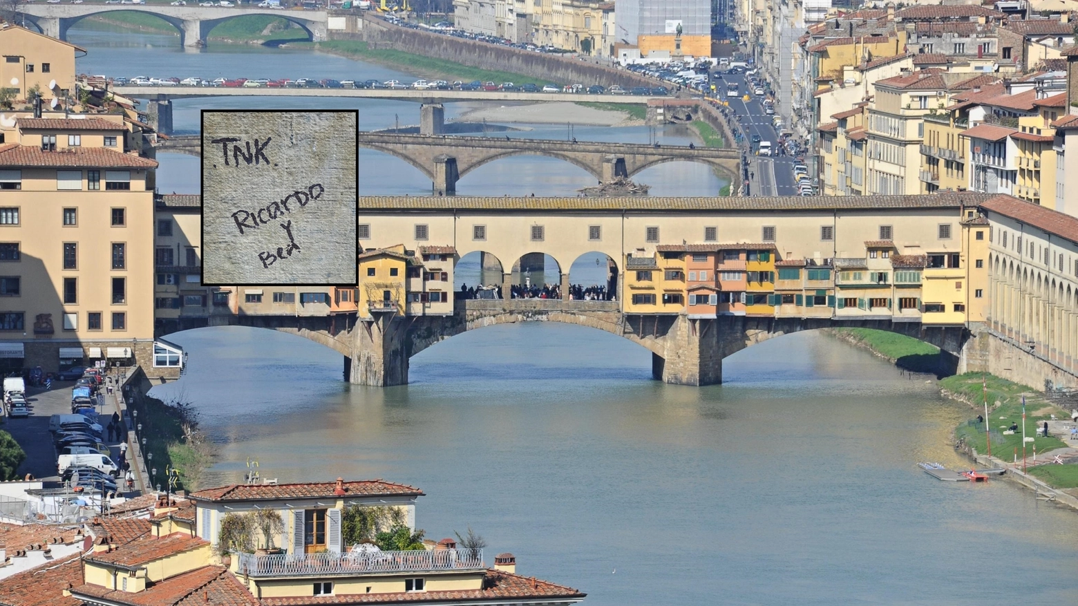 Ponte Vecchio e, nel riquadro, la scritta lasciata dalla turista incivile
