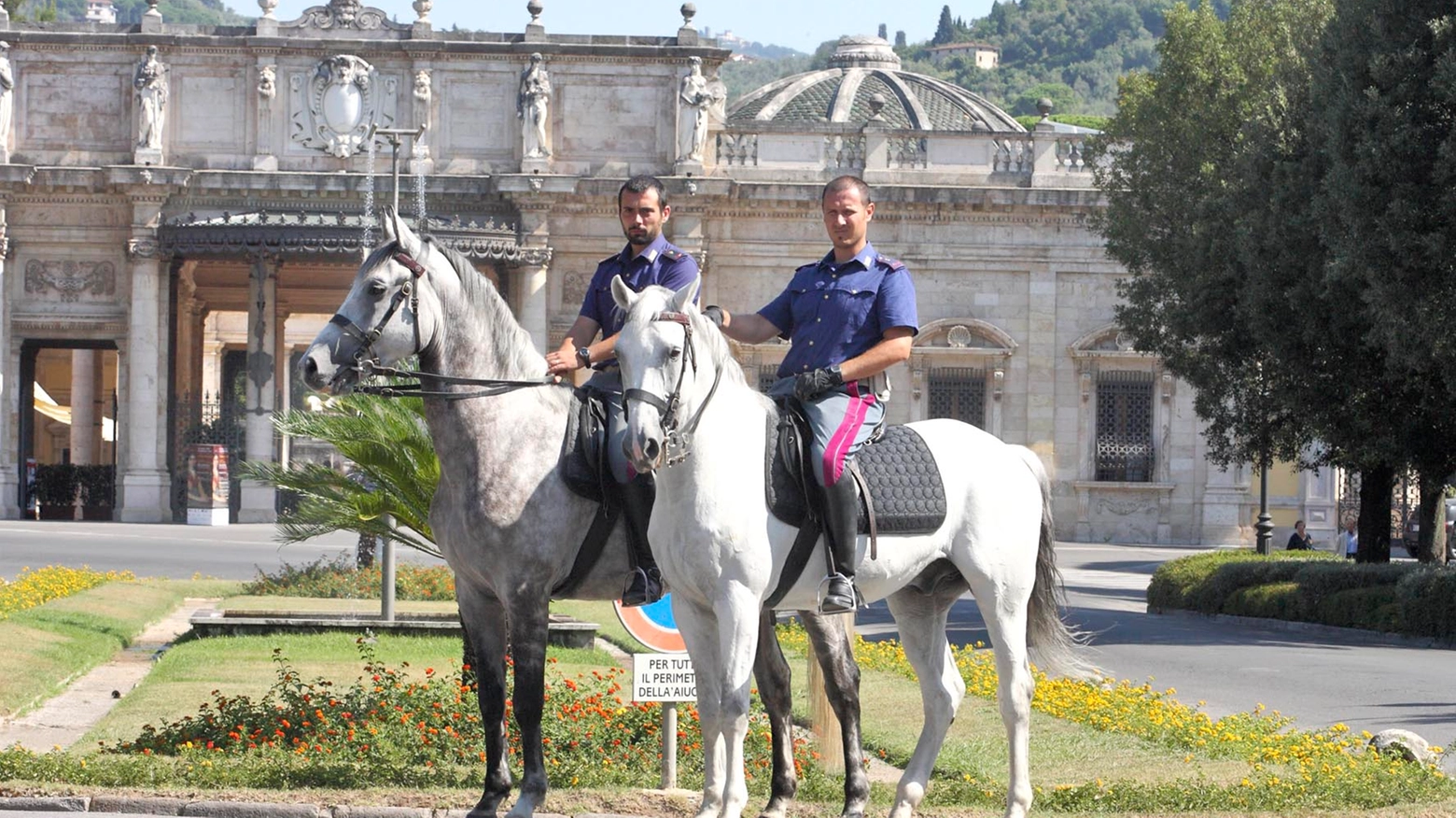 Due poliziotti a cavallo in città