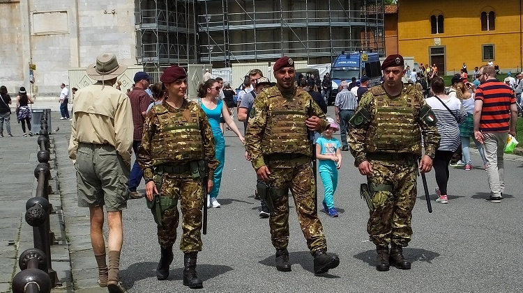 I militari di pattuglia a Pisa (Foto Salvini)