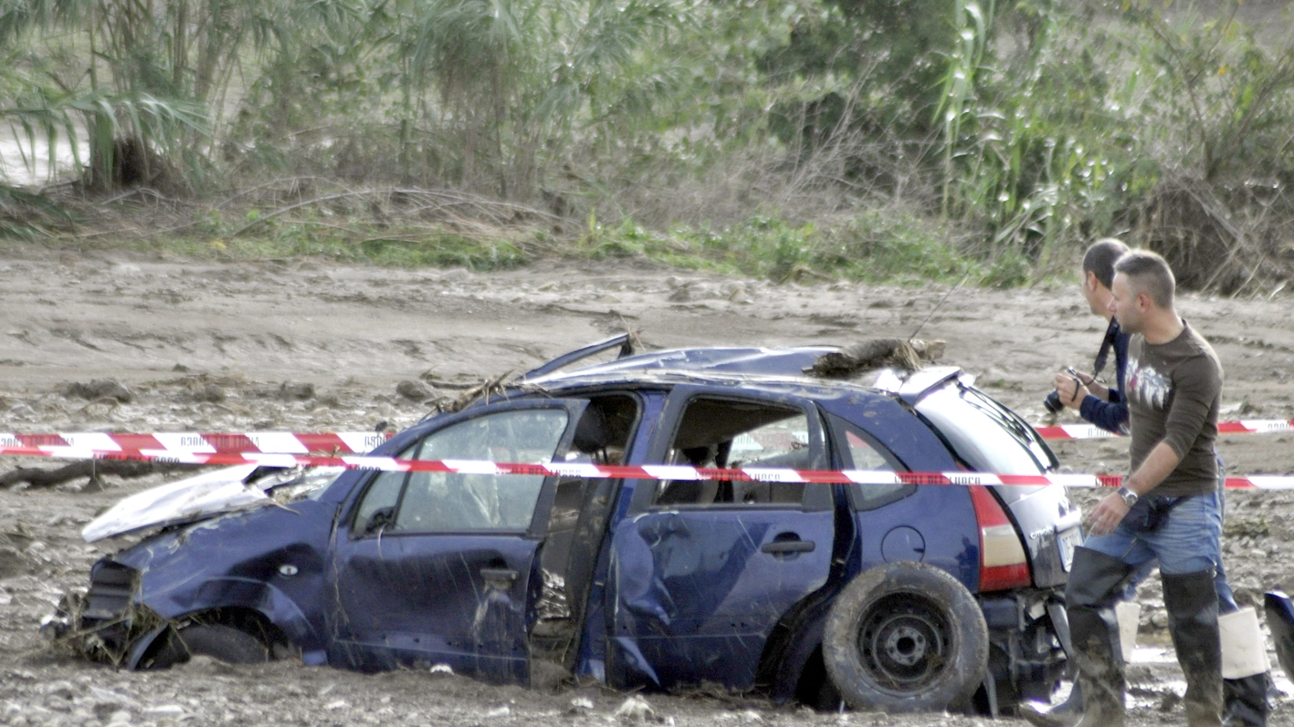 L’auto travolta dall’alluvione dove persero la vita   le sorelle Marisa e Graziella Carletti