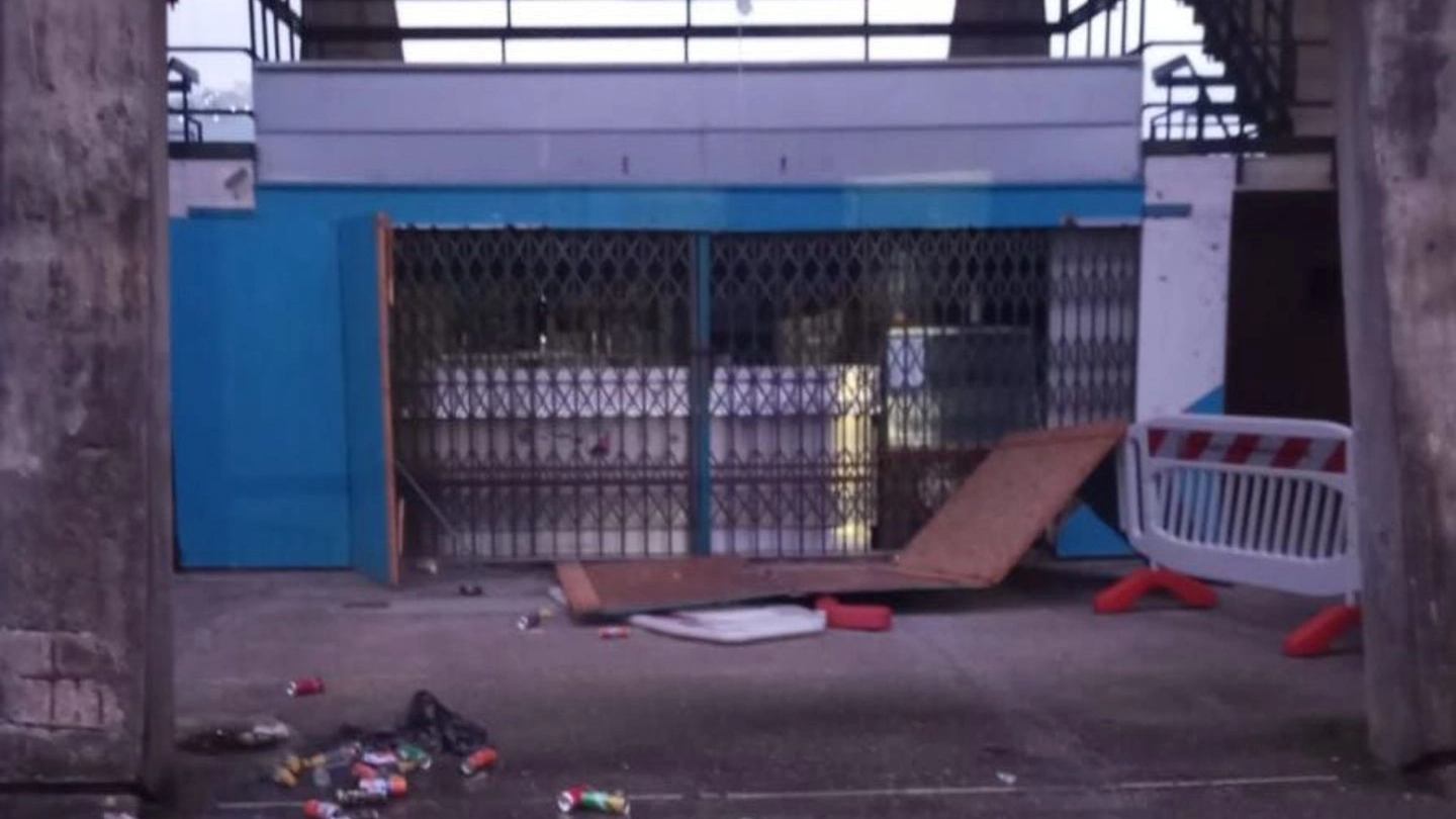 Un gruppo di ladri è penetrato all’interno dello stadio comunale Daniele Mariotti: è stato saccheggiato il bar con le sue dispense Un gruppo di ladri è penetrato all’interno dello stadio comunale Daniele Mariotti: è stato saccheggiato il bar con le sue dispense