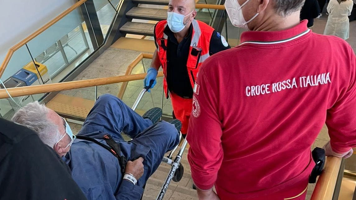 Volontari nell’inferno di fango : "Ho visto vite distrutte in un’ora". Salvate famiglie nelle case allagate Volontari nell’inferno di fango : "Ho visto vite distrutte in un’ora". Salvate famiglie nelle case allagate