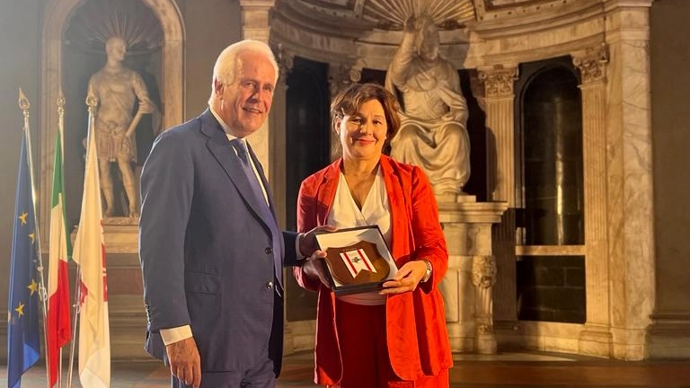 Daniela Mori ha ricevuto dal presidente Giani il riconoscimento Crest Daniela Mori ha ricevuto dal presidente Giani il riconoscimento Crest