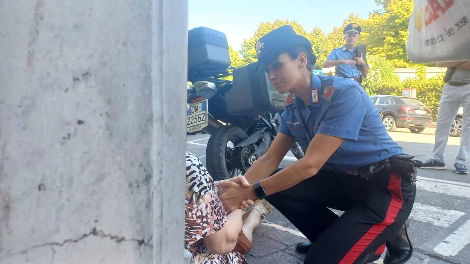 Anziana cade a San Giuliano, i carabinieri prestano immediato aiuto
Anziana cade a San Giuliano, i carabinieri prestano immediato aiuto