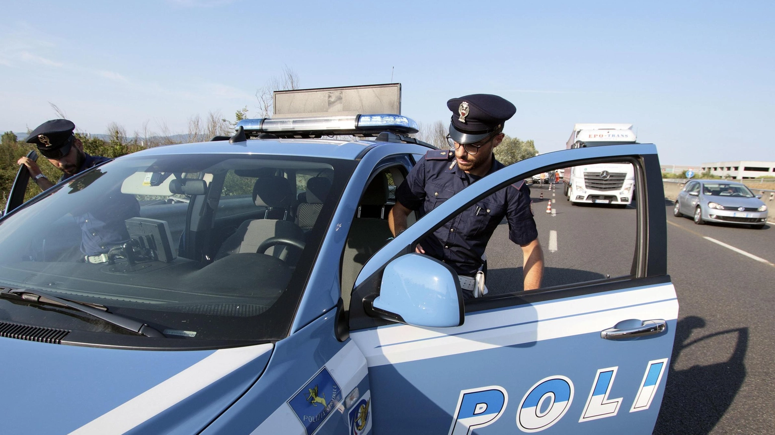 FiPiLi, tragedia sfiorata. Pezzo di tir centra un’auto. Autista ferito al volto. Si cercano testimoni FiPiLi, tragedia sfiorata. Pezzo di tir centra un’auto. Autista ferito al volto. Si cercano testimoni