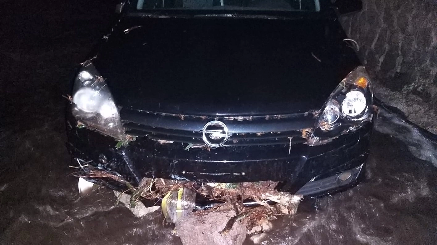 Un'auto danneggiata dalla furia dell'acqua ad Abbadia