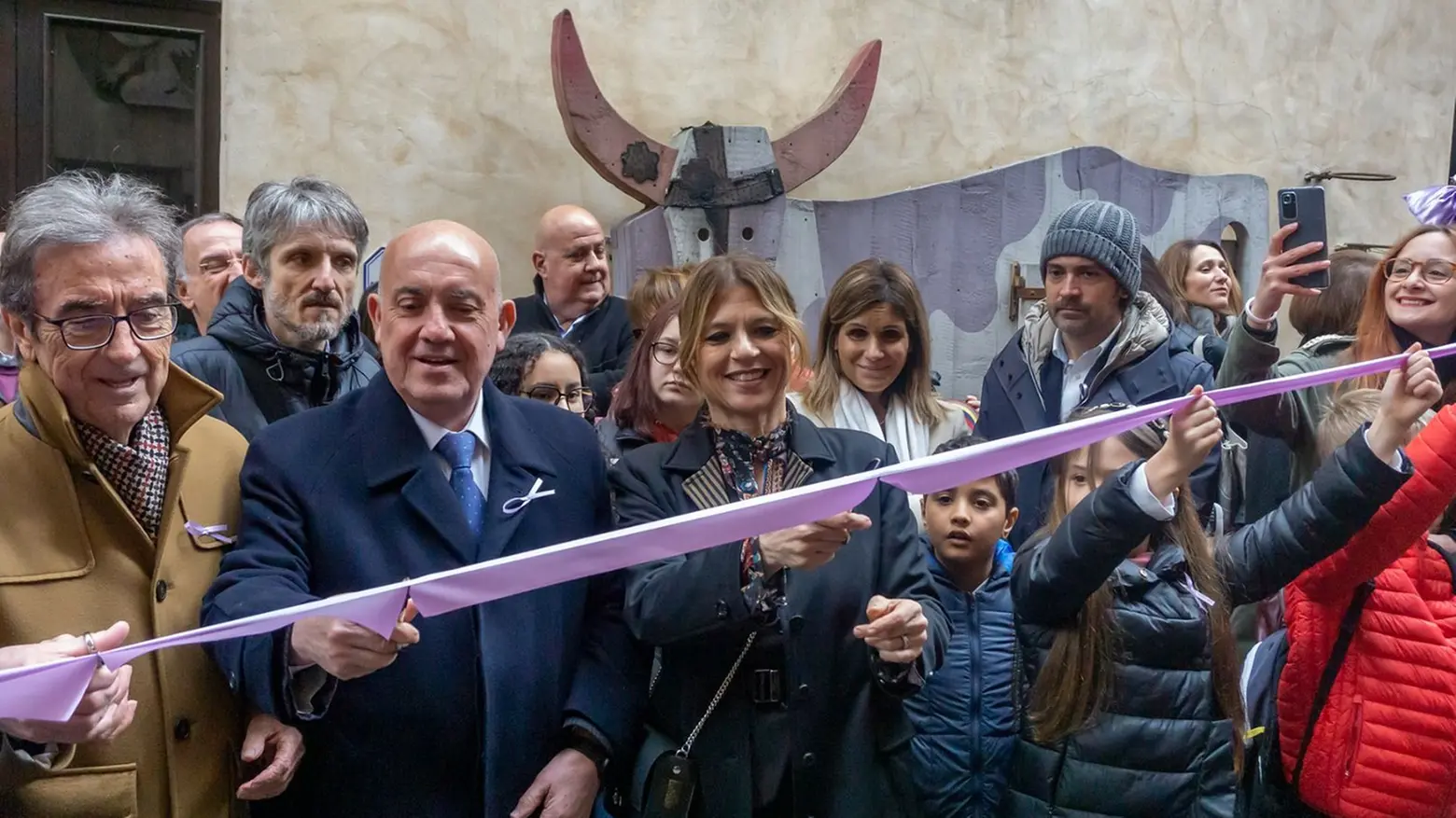 Il taglio del nastro del nuovo centro di ascolto per chi soffre di disturbi alimentari Il taglio del nastro del nuovo centro di ascolto per chi soffre di disturbi alimentari