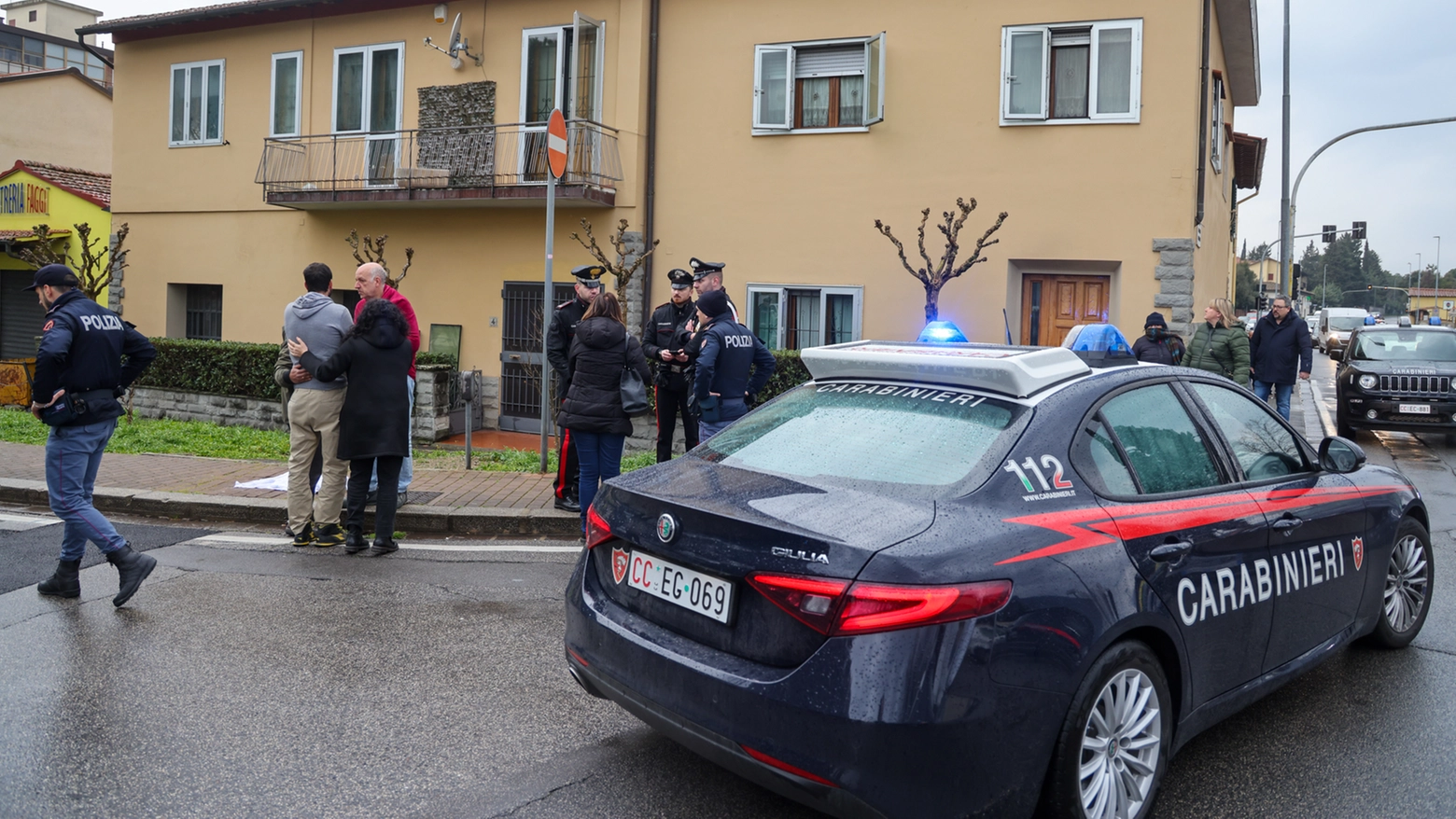 I carabinieri e, sullo sfondo, la casa della tragedia (Fotocronache Germogli)