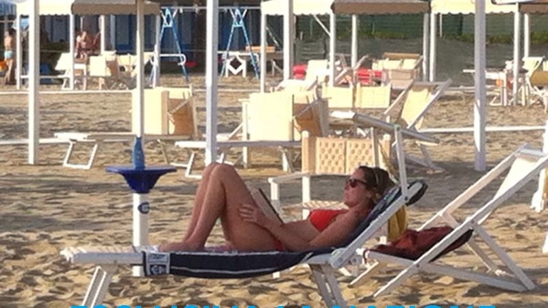 Il ministro Maria Elena Boschi mentre prende il sole in spiaggia (foto Conte)